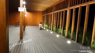 Em salve ladyboy khỏa thân nơi công cộng