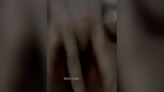 Em gái thủ dâm ra dâm thủy rồi đưa lên miệng nút luôn
