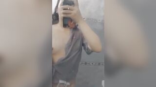 Học sinh trường nào đây dâm quá show vú cho người lạ xem
