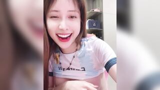 con bé sinh viên non tơ khoe vú bán thân kiếm tiền học đại học - phần 1