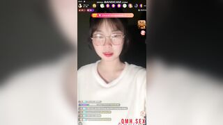 Thu Thảo Sinh viên Cao Đẳng Y lộ clip show vú bím vú căng mặt xinh body nhìn chỉ muốn