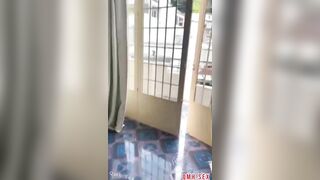 Cặp GenZ mở toang rèm cửa địt nhau cho hàng xóm xem siêu kích thích . Biểu cảm dâm dụ