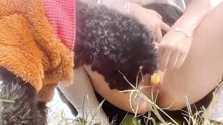 Gái xinh dắt chó đi dạo thủ dâm nơi cộng cộng rồi đái
