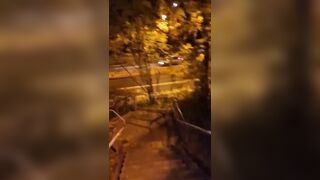 Đái lên mặt gái xinh ở nơi công cộng