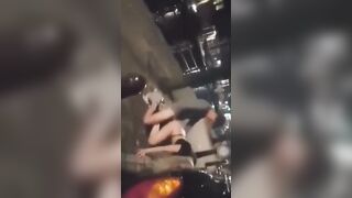 Sau lưng em có ai kìa