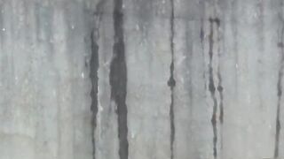 Quay lén 3 em nữ sinh đái bạy giữa đường rồi liếm nước đái