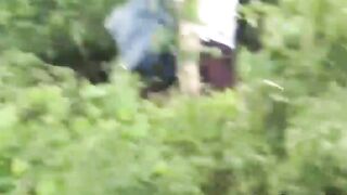 Quay lén 3 em nữ sinh đái bạy giữa đường rồi liếm nước đái