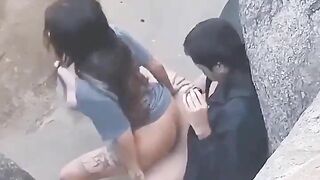 Lén lút vờn nhau nơi phong thủy