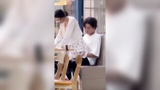 Cặp đôi đụ nhau giữa quán bị quay lại