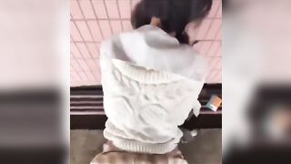 Đụ em gái còn nhỏ quá ở hành lang lồn khích