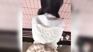 Đụ em gái còn nhỏ quá ở hành lang lồn khích