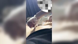 Cạo lông cu gặp phải nhân viên dâm vuốt ve con cu phụt tinh dâm đãng