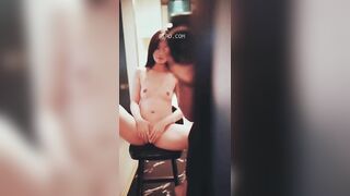 Người mẫu ngực phẳng Lucky chụp ảnh.