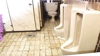 Đụ em gái vú to say rượu trong toilet quán hát KTV