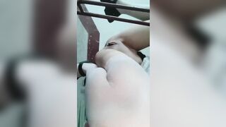 Em hầu gái dâm ra cầu thang thủ dâm móc lồn phụt nước dâm đãng