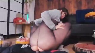 Mắt kính tất lưới mông to thủ dâm cu giả to