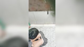 Quay lén gái 18 đi đái