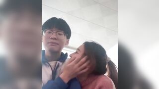 Cười đùa hôn hít tình cảm rồi tung clip