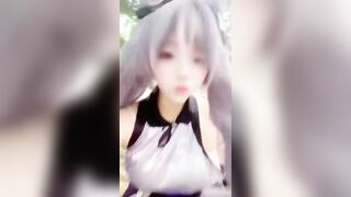 Em cosplay đái nơi công cộng