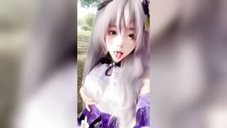 Em cosplay đái nơi công cộng