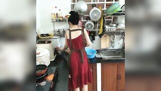 Gái xinh vừa nấu ăn vừa khoe hành thủ dâm kích thích