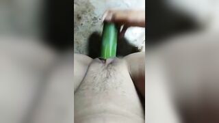 Mới đút được vài phát đầu dưa đã ướt nhẹp sữa chua