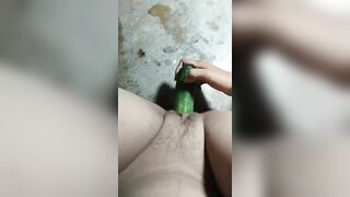Nhìn quả dưa to khủng 15cm mà bé Đút Vào Lọt Ơ