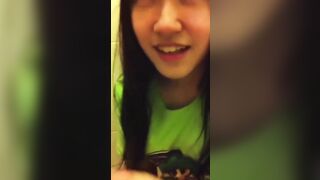Học sinh thơ ngây bú cu bạn trong nhà vệ sinh