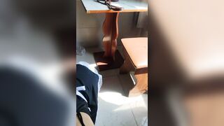 Vô phòng thấy cô bạn thân thủ dâm bằng bàn chảy đánh răng P2