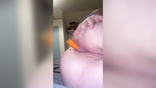 Đít bự lồn múp nhét cà rốt vào lỗ đít
