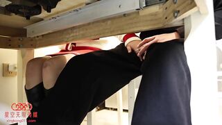 Tôi ngủ với bạn cùng lớp, người giả vờ là bạn gái tôi, trong khi gia đình đang ăn cơm