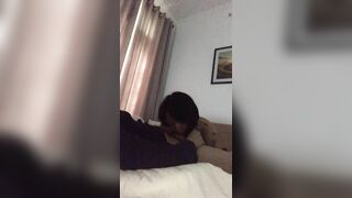 em đang bú sao anh quay mặt em
