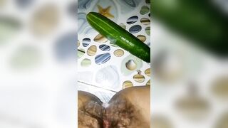 gái miền tây nứng lồn lấy dưa chuột vào nhà tắm thủ dâm