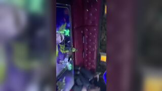 karaoke thác loạn đang bay thì mấy anh ập vào