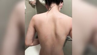 Quay lén em dâu tắm mông to lồn ngon