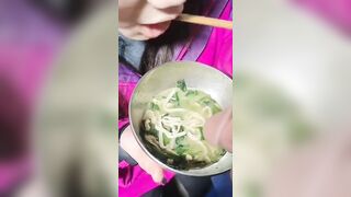 Bạn gái ăn mì kèm theo topping