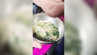 Bạn gái ăn mì kèm theo topping