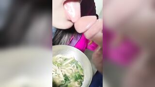 Bạn gái ăn mì kèm theo topping