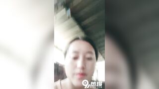 Để kiếm tiền, anh ta làm việc rất chăm chỉ, thức khuya và thức cả đêm để live-stream