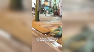 Nay đi đường gặp 1 chú Grab mà thấy chú đang coi cái gì đó lạ quá 😂🤣