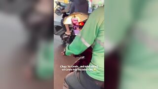 Nay đi đường gặp 1 chú Grab mà thấy chú đang coi cái gì đó lạ quá 😂🤣