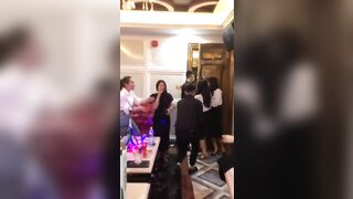 Các chị mạnh dữ, các ông chồng ở nhà sao biết cảnh này