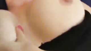 Cô gái vú to chơi đùa với chó cưng