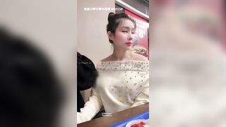 cặp đôi bú ci cho nhau ở trong quán ăn