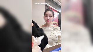cặp đôi bú ci cho nhau ở trong quán ăn