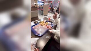 cặp đôi bú ci cho nhau ở trong quán ăn