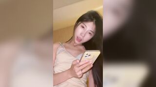bé sinh viên 2k7 dâm vừa nghịch điện thoại vừa cưỡi