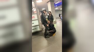 Bú cu ở hầm tàu điện đông người qua lại