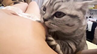 Cô chủ dâm dục cho mèo lồn bú vú, các bạn nữ nên học theo vì cực nứng 💦💦💦 (1)