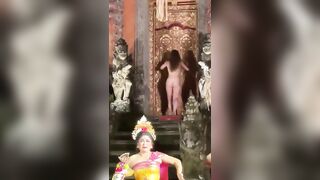 Du khách ngáo khoả thân sân khấu lễ hội